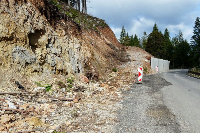 Ilustračný obrázok k článku Zosuv pôdy na vozovku: Cesta na Martin od Žiliny je už sprejazdnená