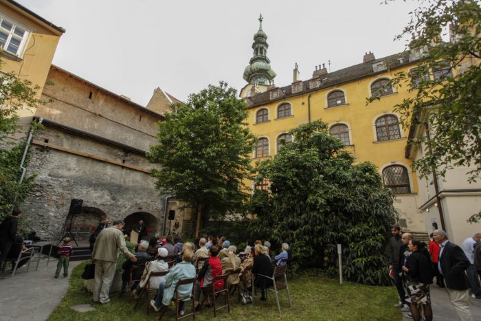 Ilustračný obrázok k článku Čitáreň u Červeného raka približuje "knihomoľom" slovenskú tvorbu i jej autorov