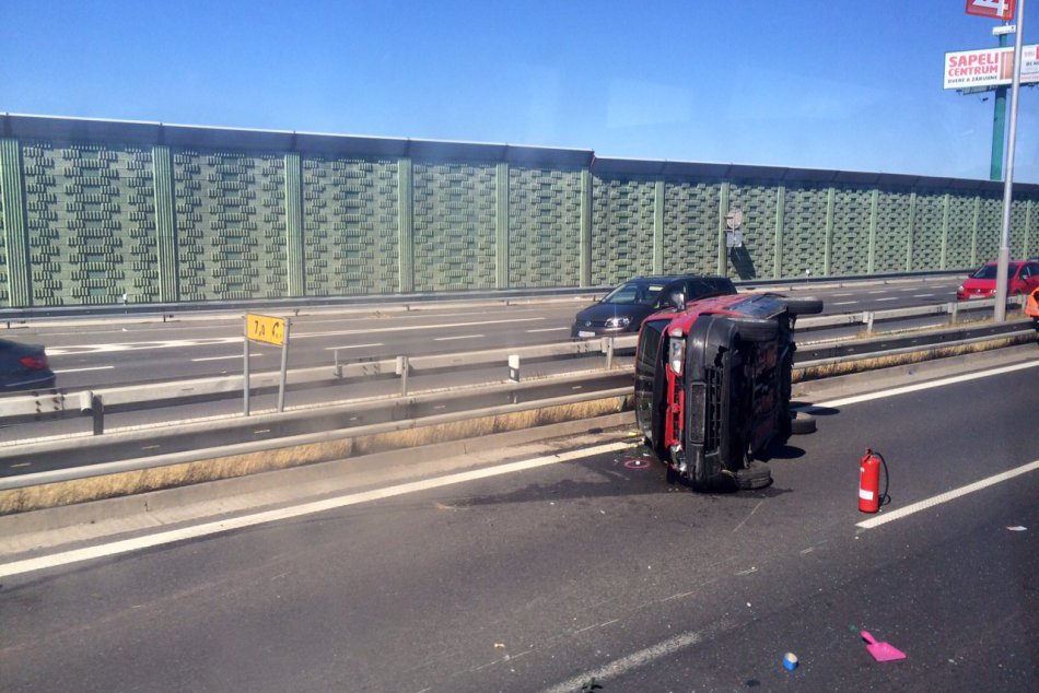 Ilustračný obrázok k článku Opitý a bez vodičáku! Mladý Bratislavčan skončil so svojím autom prevrátený na boku