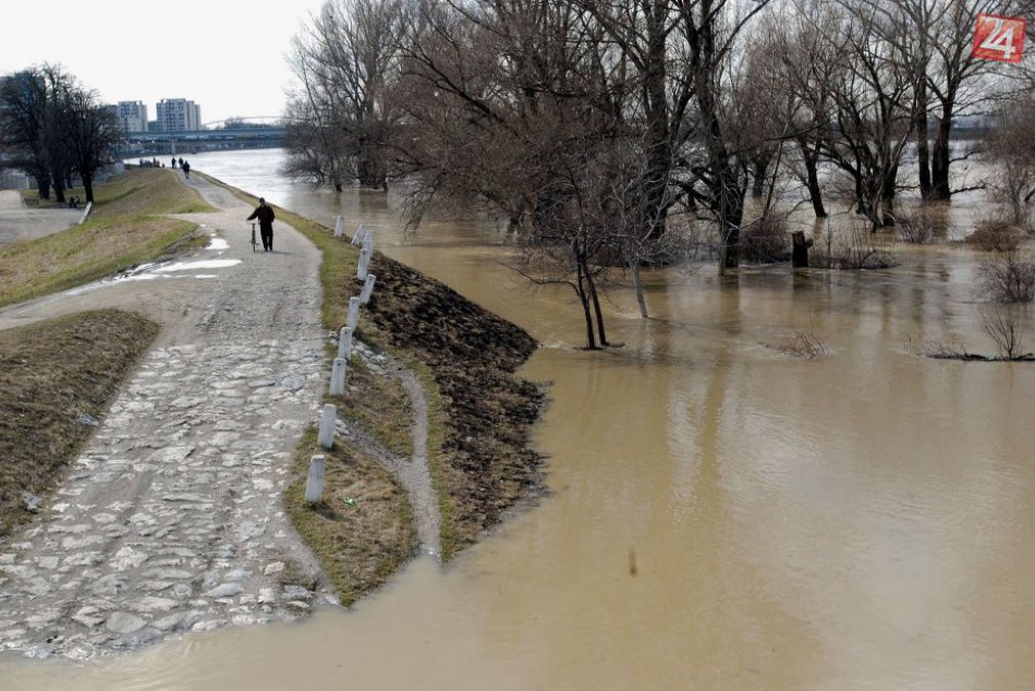Ilustračný obrázok k článku Pamätáte sa ešte? Pred 9 rokmi sa rieka Váh vyliala z koryta FOTO