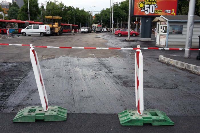 Ilustračný obrázok k článku Pred Hlavnou stanicou v súčasnosti auto nezaparkujete, ale taxíky stále stoja rovno pred budovou