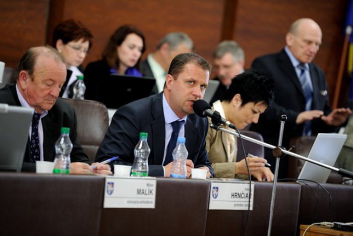 Ilustračný obrázok k článku Máte otázky ohľadom obrovskej pohľadávky voči mestu? Obrátiť sa môžete na bezplatnú telefónnu linku!