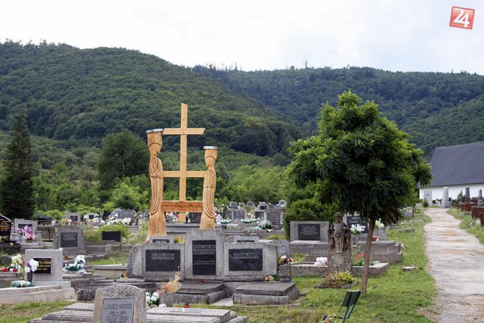 Ilustračný obrázok k článku Stromy po kalamite zmenil šikovný rezbár na krásne súsošie: Anjeli stále žijú