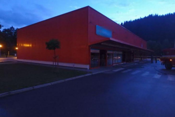 Ilustračný obrázok k článku Požiar v obchodnom centre: Zo strechy šľahali plamene do 15 metrovej výšky!