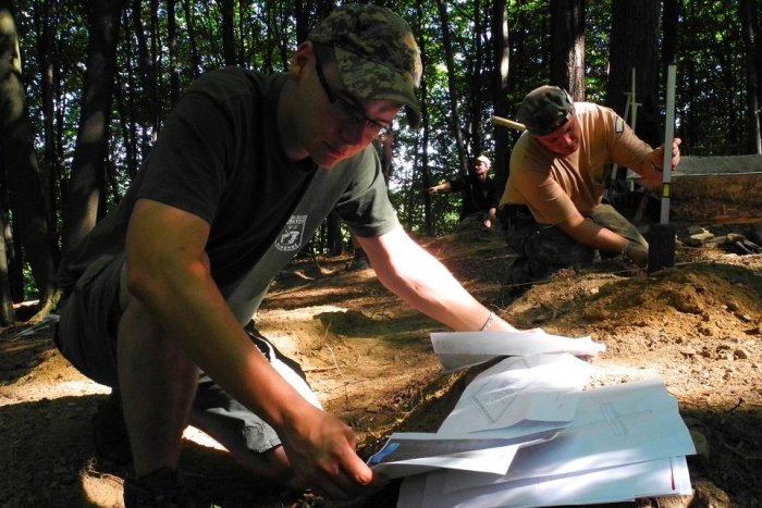 Ilustračný obrázok k článku Dobrovoľníci z KVH Beskydy sa opäť činili: Obnovili ďalšie dva vojenské cintoríny v okolí