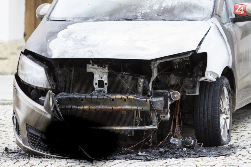 Ilustračný obrázok k článku Pri Humennom došlo k nehode: Opel zišiel do odtokového kanála a začal horieť