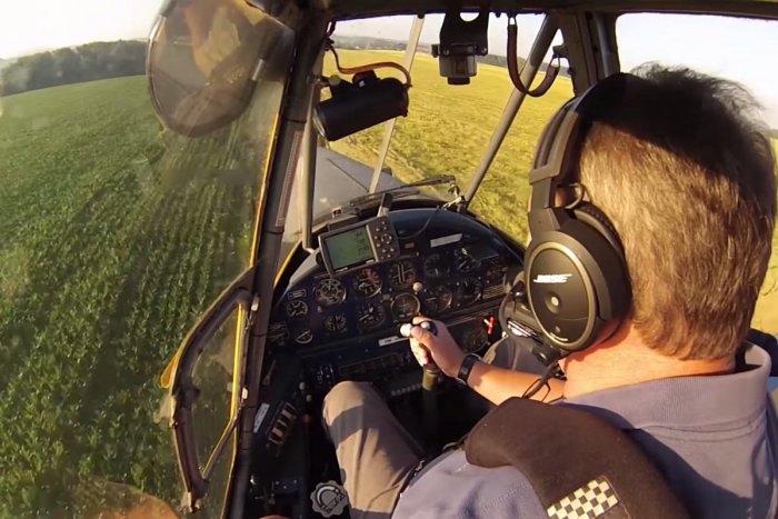 Ilustračný obrázok k článku VIDEO: Sadnite si do Turbo čmeliaka a vydajte sa postrekovať rozkvitnuté polia!