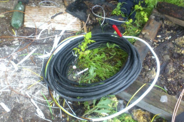 Ilustračný obrázok k článku Polícia pátra po neznámom zlodejovi. Ten sa ulakomil na 250 metrov elektrických káblov