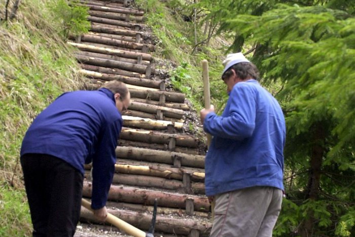 Ilustračný obrázok k článku Zbojnícky chodník v Terchovej dostane nový šat: Drevo nahradí nerezový plech
