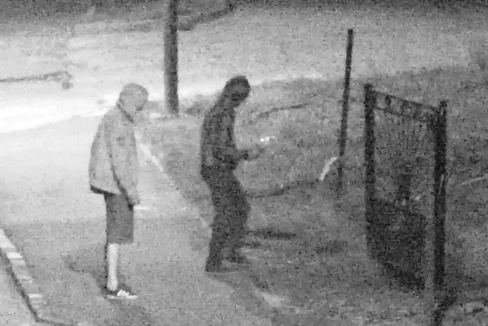 Ilustračný obrázok k článku Pracovali ako tím, plán im nevyšiel: Mladíkov pri vyčíňaní v žiarskych uliciach zachytili kamery! FOTO