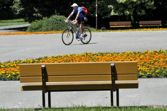 Ilustračný obrázok k článku Lavičky, večný spor Michalovčanov: Jedni ich chcú, druhí nie! Čo na to mesto?
