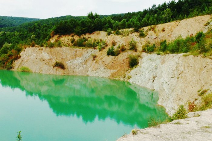 Ilustračný obrázok k článku Ste si istí, že poznáte všetky krásy nášho kraja? Toto nádherné tyrkysové jazero sa oplatí vidieť!