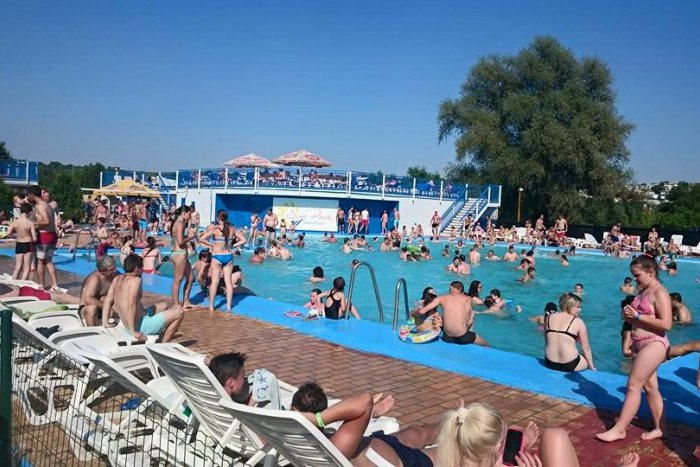 Ilustračný obrázok k článku Prešovské kúpalisko Sun Park na trojke a jeho prvá sezóna: Prišli desaťtisíce ľudí, na dračku idú langoše
