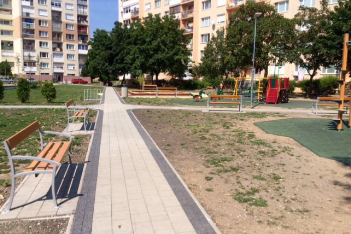 Ilustračný obrázok k článku V Senci úspešne využili peniaze z eurofondov a krajských dotácií. Majú vynovenú školu, škôlku aj námestie