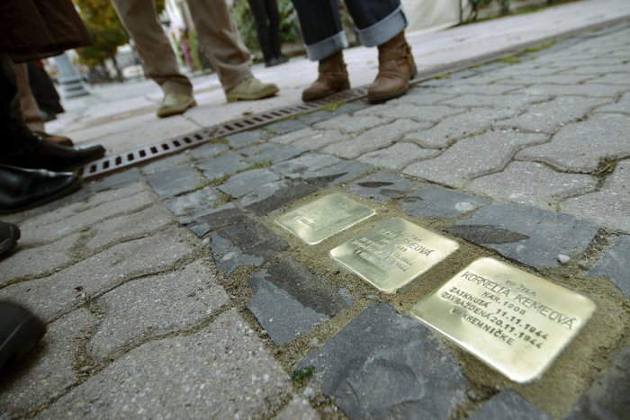 Ilustračný obrázok k článku Nezabúdajme na obete nacizmu. V Bratislave sa budú ukladať spomienkové kamene Stolpersteine