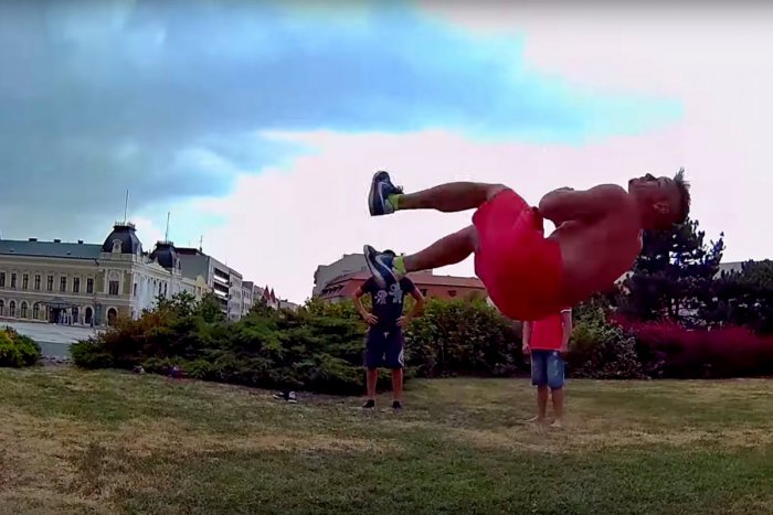 Ilustračný obrázok k článku VIDEO: Mladý freerunner Martin (24) to opäť roztočil. Triky a cvičenia s priateľmi v uliciach Nitry!