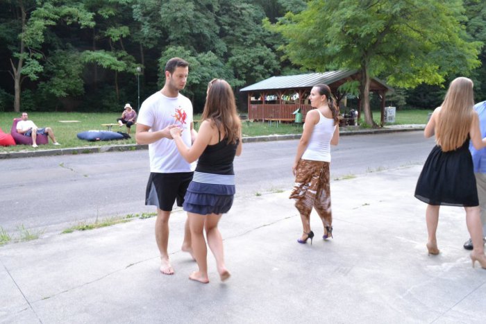 Ilustračný obrázok k článku Palec hore - Tančiareň v Líščom údolí v Karlovej Vsi