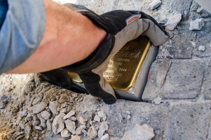 Ilustračný obrázok k článku Bystričania si pripomenú hrôzy vojny. V uliciach budú hľadať kamene zabudnutých