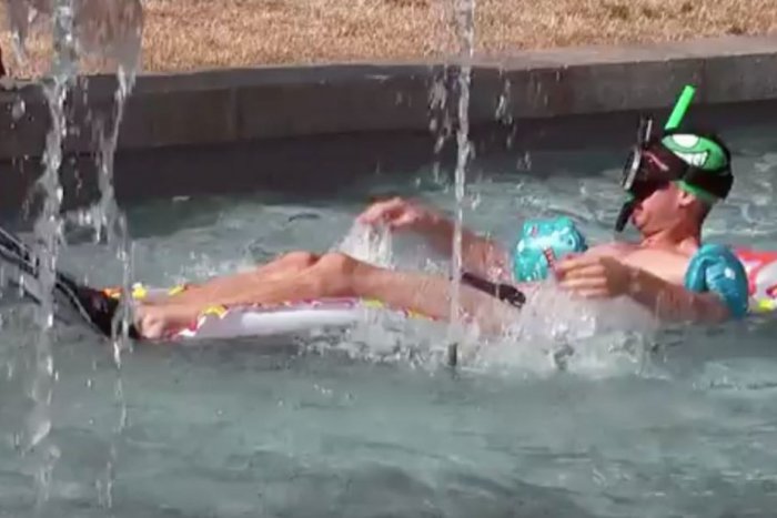 Ilustračný obrázok k článku VIDEO: S nafukovačkou a plutvami v bratislavských fontánach. Po jazde na streche autobusu prišlo na rad kúpanie