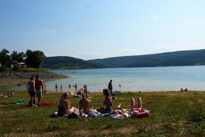 Ilustračný obrázok k článku Dobrovoľníci na brehoch Domaše: V strediskách Eva a Monika vyzbierali 350 vriec odpadu!