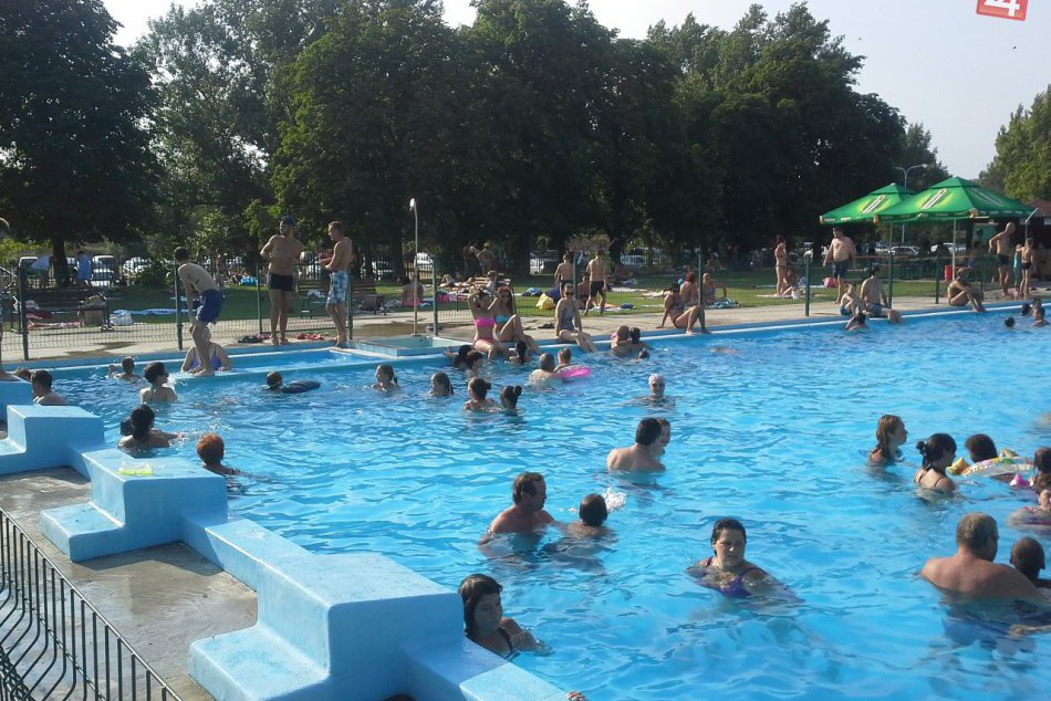 Ilustračný obrázok k článku Horúčavy lákajú ľudí k vode: Aká je návštevnosť na hlohovskom kúpalisku?