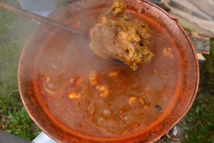 Ilustračný obrázok k článku Kto varí najlepší guláš v meste? Ukáže sa na tradičnej novozámockej súťaži