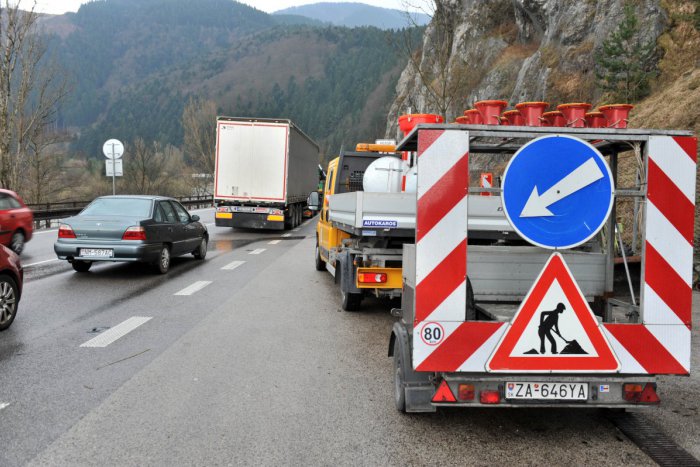 Ilustračný obrázok k článku Pod Strečnom ďalšie dopravné obmedzenie: Stromy idú odstraňovať vrtuľníkom, toto by ste mali vedieť vopred...