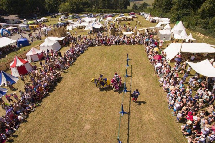 Ilustračný obrázok k článku Letecké zábery, ktoré treba vidieť: Pozrite si jubilejný ročník hradných hier zo vzduchu!