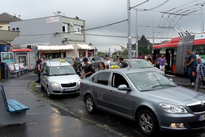 Ilustračný obrázok k článku Obratisko pred Hlavnou stanicou má slúžiť iba na krátke zastavenie, no taxikári tam aj naďalej bez problémov parkujú