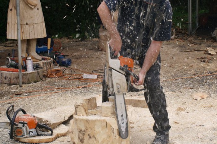 Ilustračný obrázok k článku Obyvateľ Prašíc prevzal iniciatívu: Zdevastovaného sv. Vendelína dočasne nahradila drevená plastika