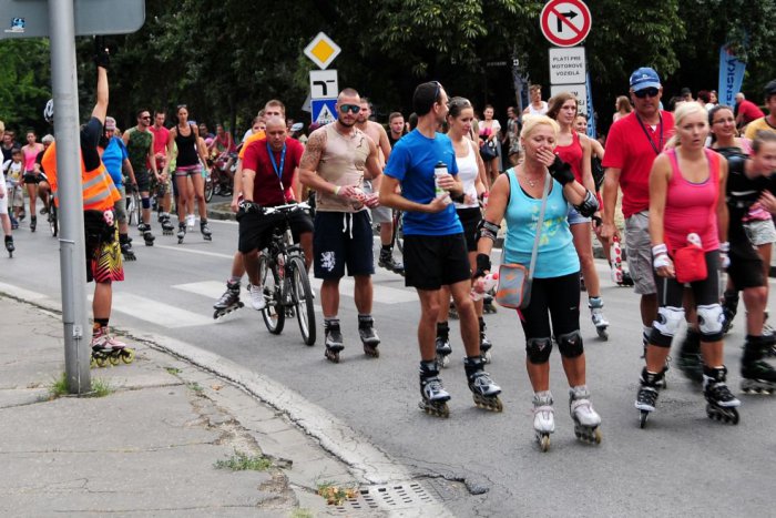 Ilustračný obrázok k článku Cez víkend nahradili autá na cestách korčuliari: Obľúbené podujatie prilákalo množstvo milovníkov kolieskových korčúľ