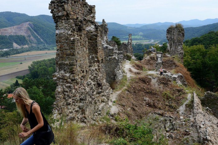 Ilustračný obrázok k článku Ľuďom, ktorí sa snažia zachrániť ruiny hradu, sa naskytol smutný pohľad: Na toto sa ulakomil zlodej!