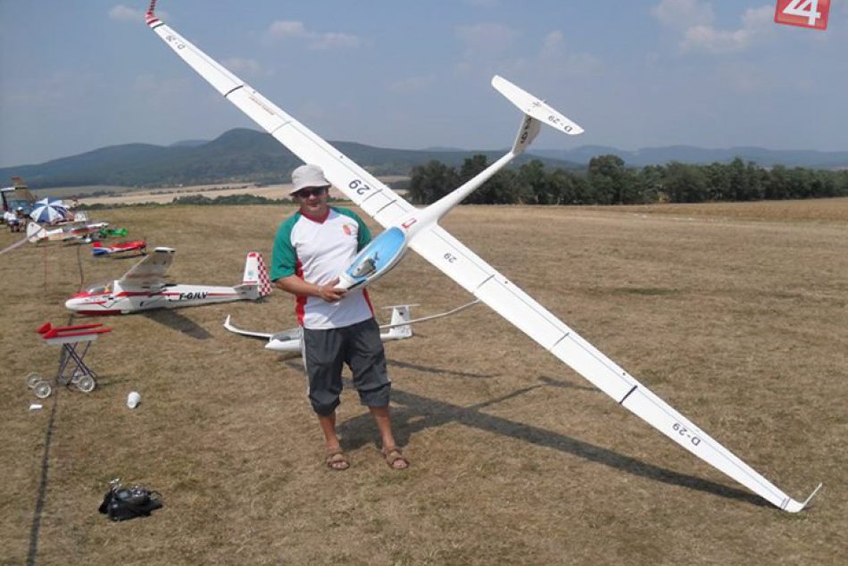 Ilustračný obrázok k článku Veľkolepá nebeská atrakcia pri Moravciach. Obloha sa hromadne zaplnila lietadlami a raketami, FOTO