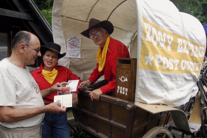 Ilustračný obrázok k článku Do Žiliny zavítajú poštári z Divokého západu: Na koňoch vám dokonca odvezú zásielku