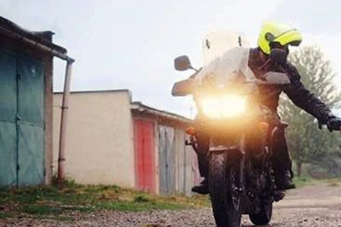 Ilustračný obrázok k článku Záber, ktorý vás dostane: S kým si ťukol päsťou žiarsky motorkár? FOTO vnútri