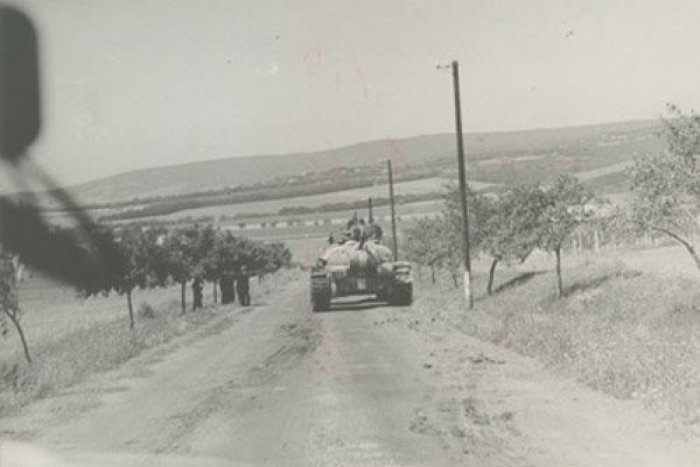 Ilustračný obrázok k článku Zábery, z ktorých ešte aj dnes behá mráz po chrbte: August 1968 neďaleko Lučenca zachytený na unikátnych fotkách!