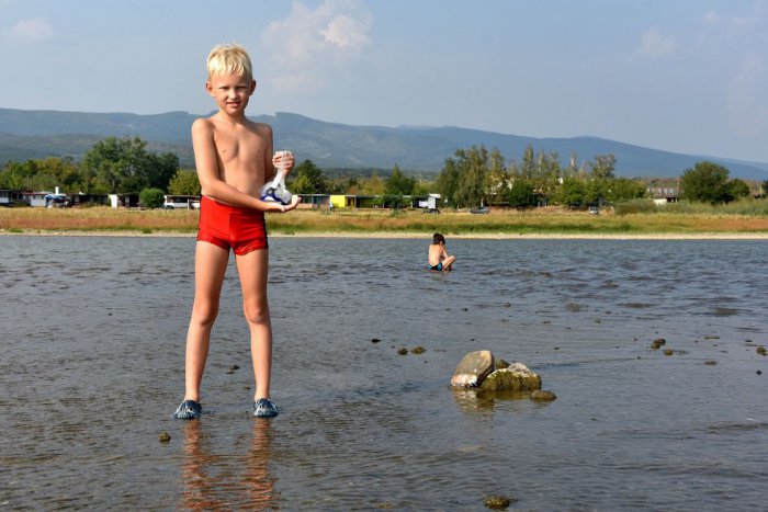 Ilustračný obrázok k článku Desiatky metrov od brehu a voda stále len po členky: FOTKY zo Šíravy, príznačné pre toto leto