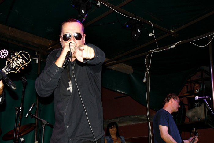 Ilustračný obrázok k článku FOTO: Punk-rock'n'rollové tóny poriadne rozprúdili zábavu v centre Rožňavy