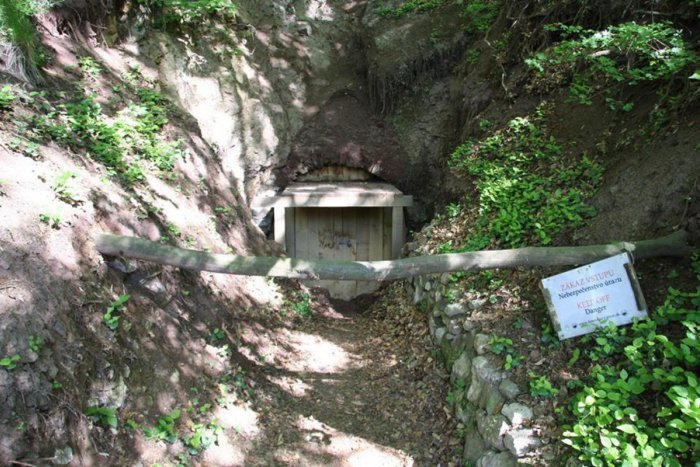 Ilustračný obrázok k článku Záchrancom hradu Šášov zostali oči pre plač: Po víkende prázdna pivnica a fľaše okolo!