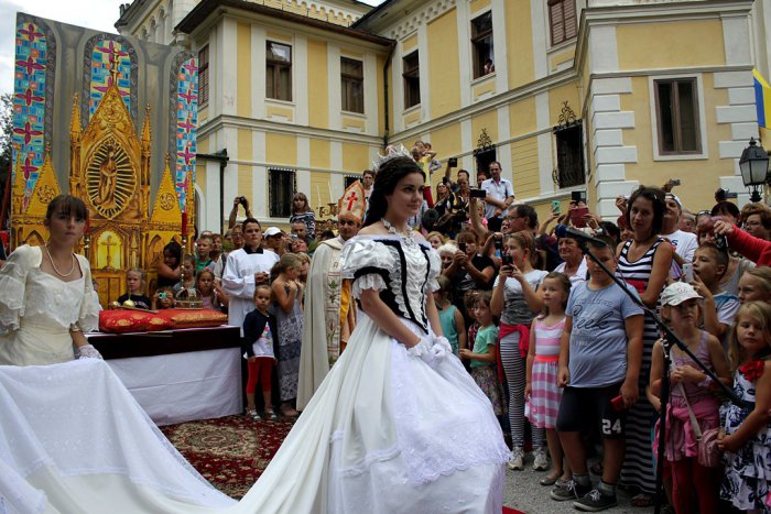 Ilustračný obrázok k článku FOTO, VIDEO: Korunovácia Sisi pritiahla do Betliara množstvo divákov