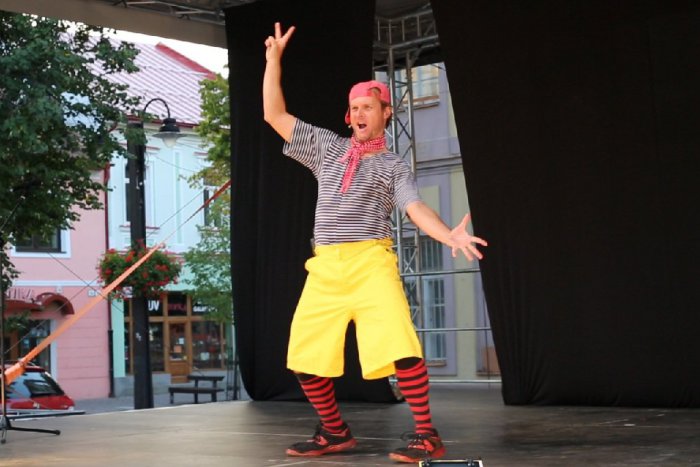 Ilustračný obrázok k článku Mikuláš je dejiskom festivalu PAN: Na Liptov prilákal stovky nadšencov pantomímy