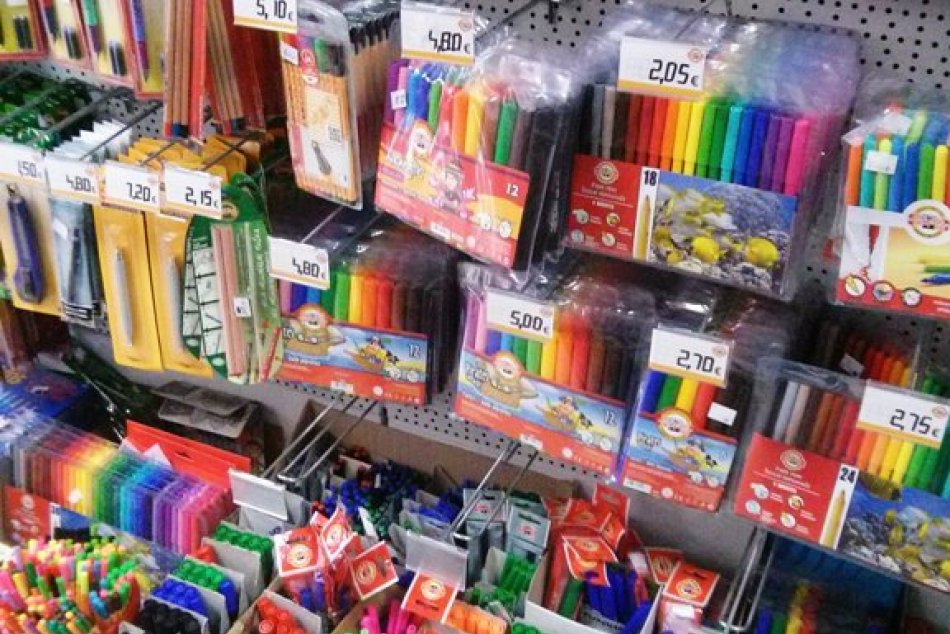 Ilustračný obrázok k článku Školské pomôcky môžu v Dúbravke skutočne pomôcť