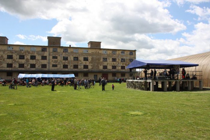 Ilustračný obrázok k článku Dobrovoľníci zamakali: Staré vojenské sklady v Priekope miestom oddychu!