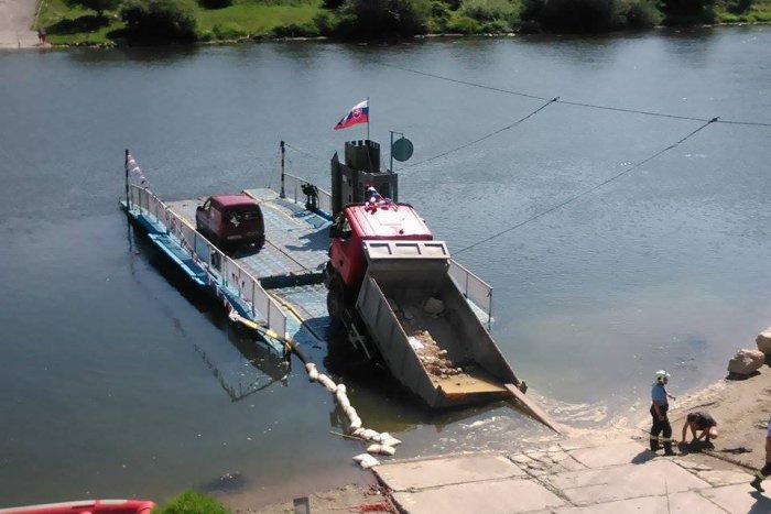 Ilustračný obrázok k článku Neobvyklý zásah žilinských hasičov: Z Váhu museli vyťahovať Tatrovku! FOTO