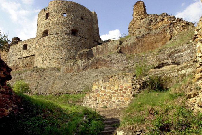 Ilustračný obrázok k článku Fiľakovský hrad vydal artefakty, ktoré ukrýval 4000 rokov: Archeológovia ale hľadajú niečo iné