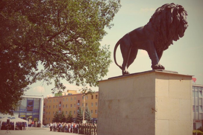 Ilustračný obrázok k článku FOTO z humenského námestia: Bežný deň v centre mesta ozvláštnila spomienková slávnosť