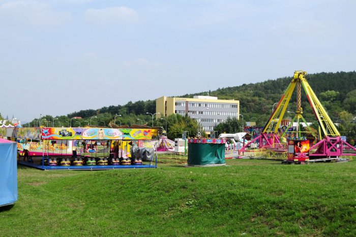 Ilustračný obrázok k článku A je to tu! Klokočinský jarmok je už za rohom, kolotoče sú na svojom mieste