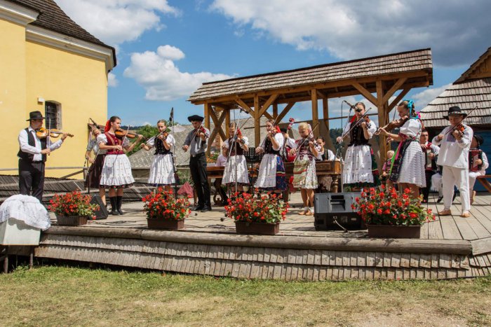 Ilustračný obrázok k článku Jedinečný tábor na Gemeri: V regióne sa nám rodia nové muzikantské nádeje