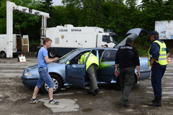 Ilustračný obrázok k článku Odstavené auto v Šíde plné kontrabandu: Jozef (42) má colníkom čo vysvetľovať