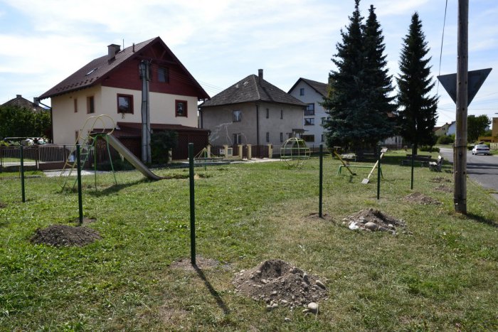 Ilustračný obrázok k článku Najmenší Mikulášania majú dôvod na radosť: V Palúdzke rekonštruujú detské ihrisko, FOTO